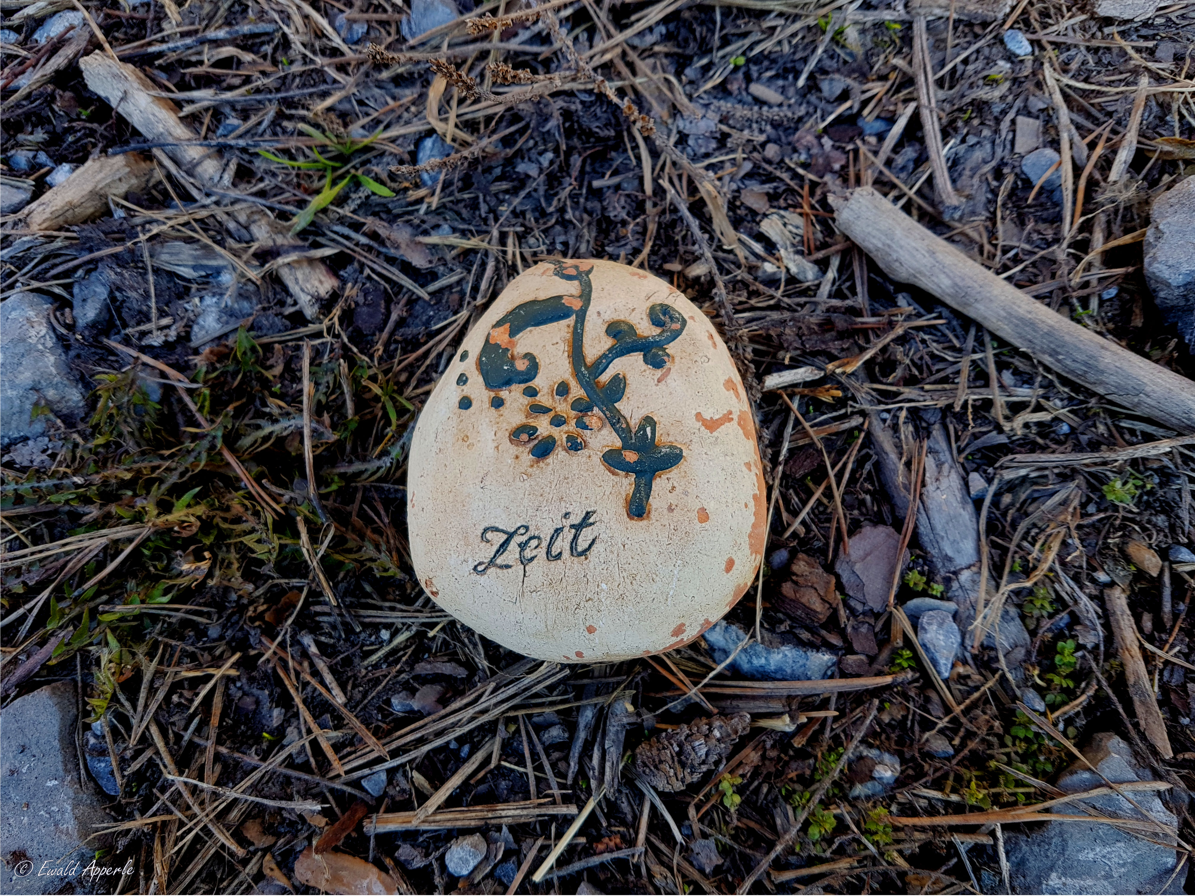 "Zeitstein am Wegesrand"